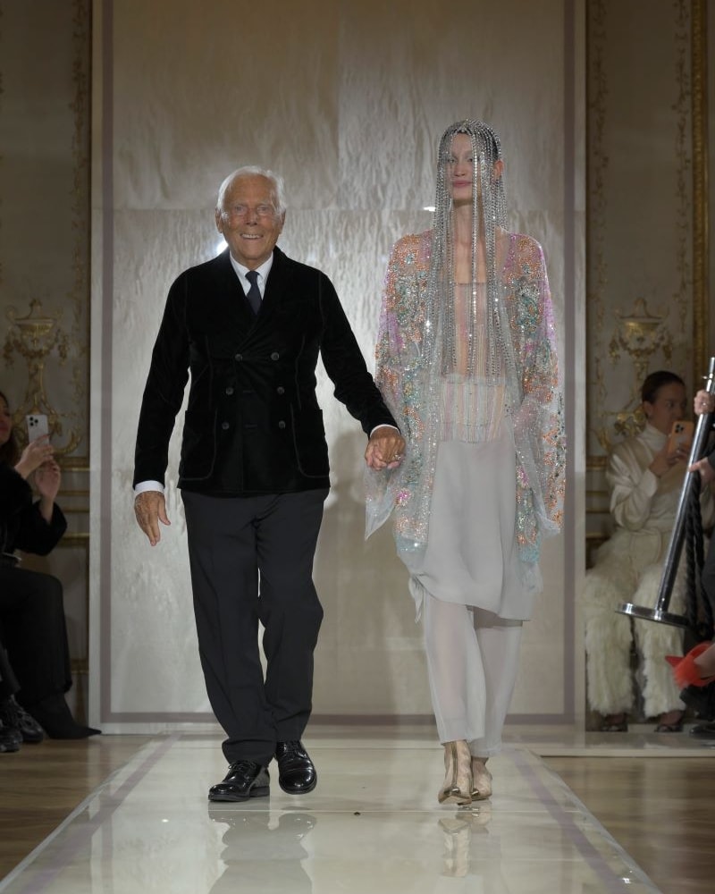 Giorgio Armani alla fine dello show Armani Privé spring-summer 2025 (ph Francesc Ten/MFF)