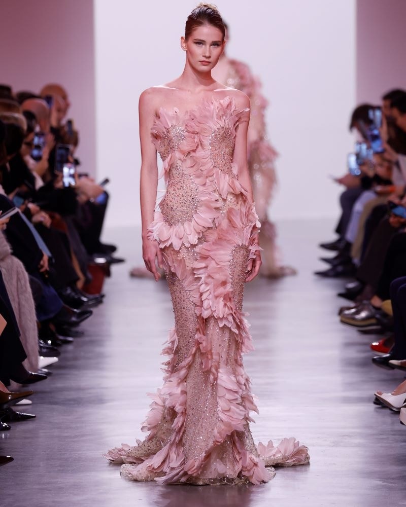Un look spring-summer 2025 di Elie Saab (ph Francesc Ten)