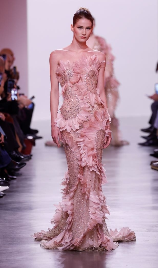 Un look spring-summer 2025 di Elie Saab (ph Francesc Ten)