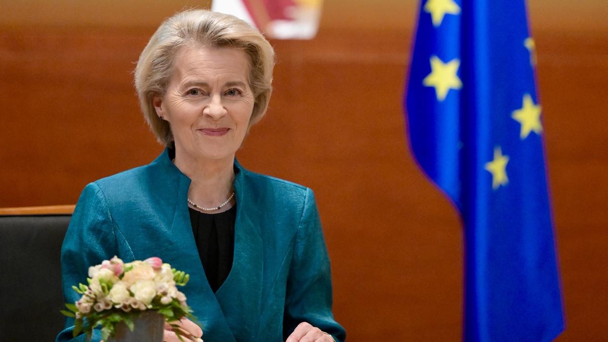Auto, Ursula von der Leyen apre sulle multe per le emissioni: equità ma anche flessibilità, a breve una soluzione