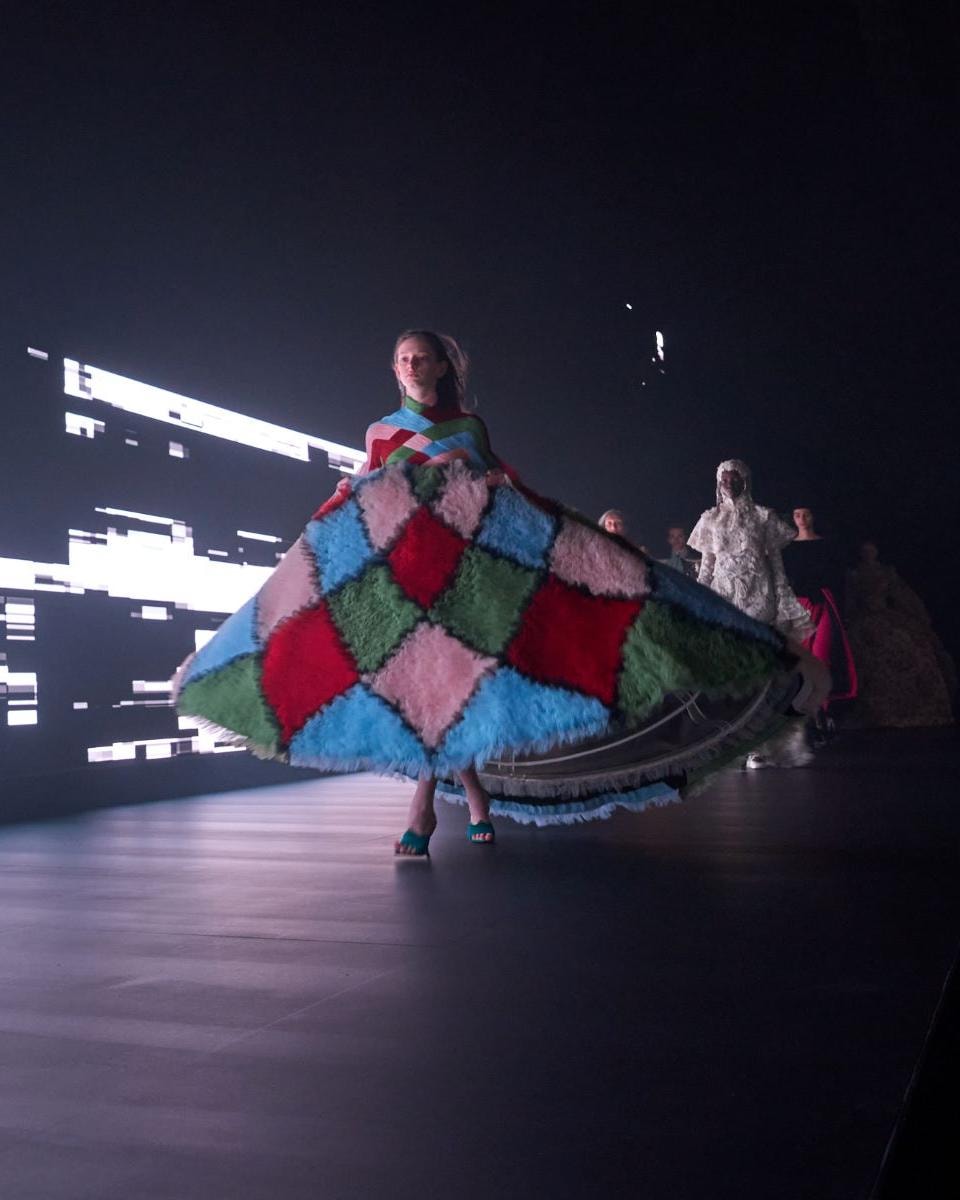Il finale dello show haute couture 2025 di Valentino (courtesy Valentino)