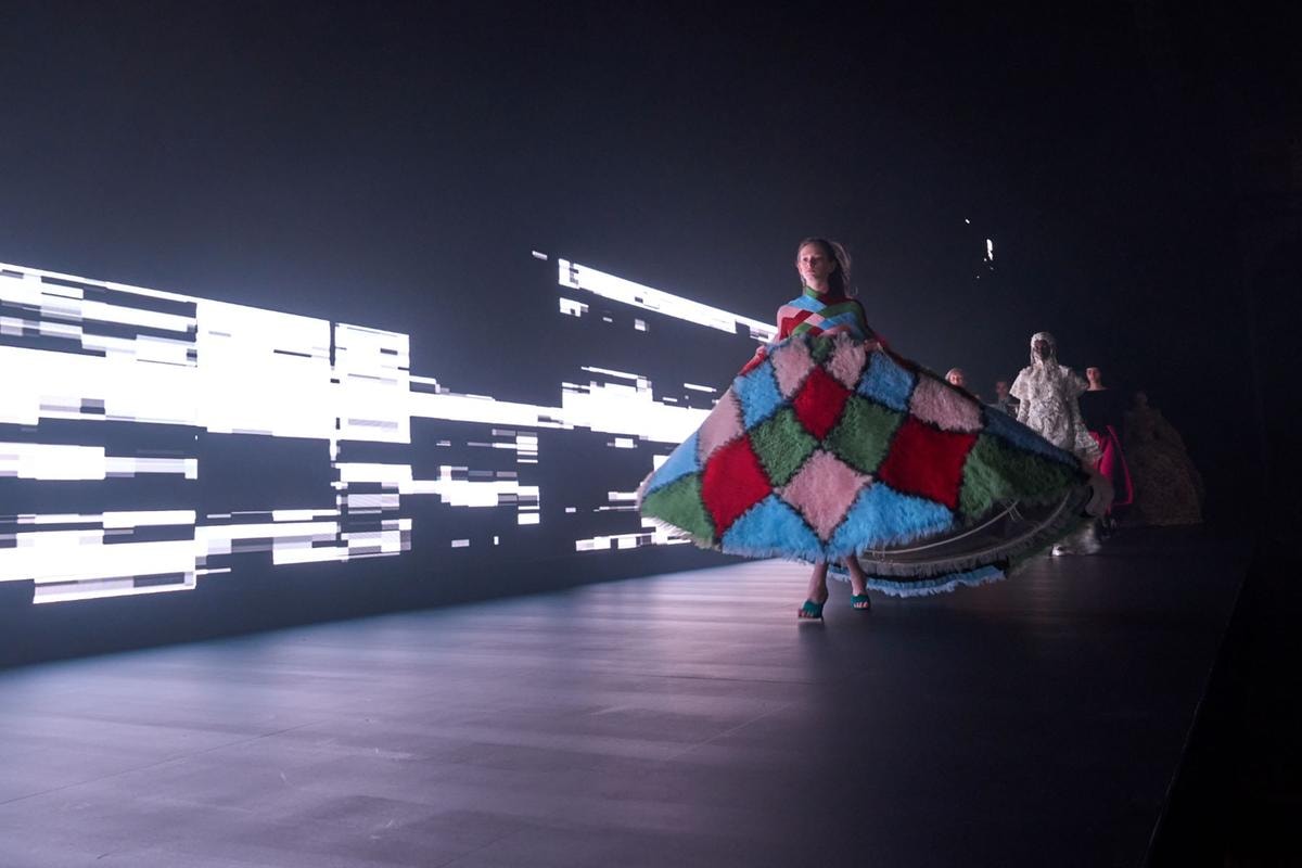 Il finale dello show haute couture 2025 di Valentino (courtesy Valentino)