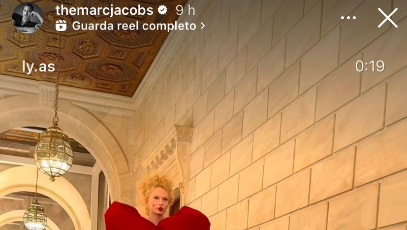 Alex Consani chiude la sfilata spring 2025 di Marc Jacobs (Instagram @themarcjacobs)