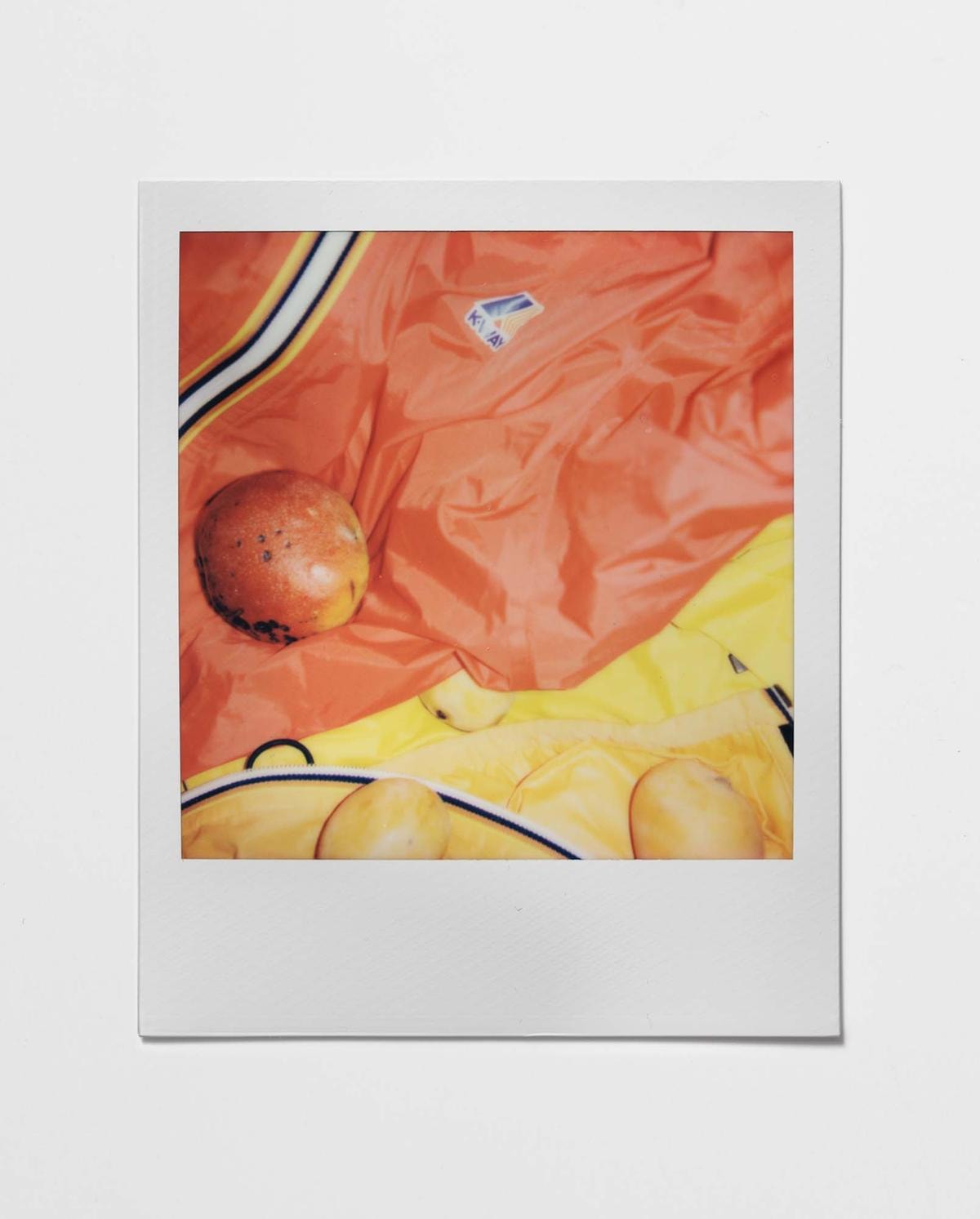 Il fotografo Serafin Gerber presenta una serie di fotocamere istantanee Polaroid® attraverso cui reinterpreta la quotidianità con una prospettiva onirica, catturando scene di metropoli in Europa, Stati Uniti e Brasile.