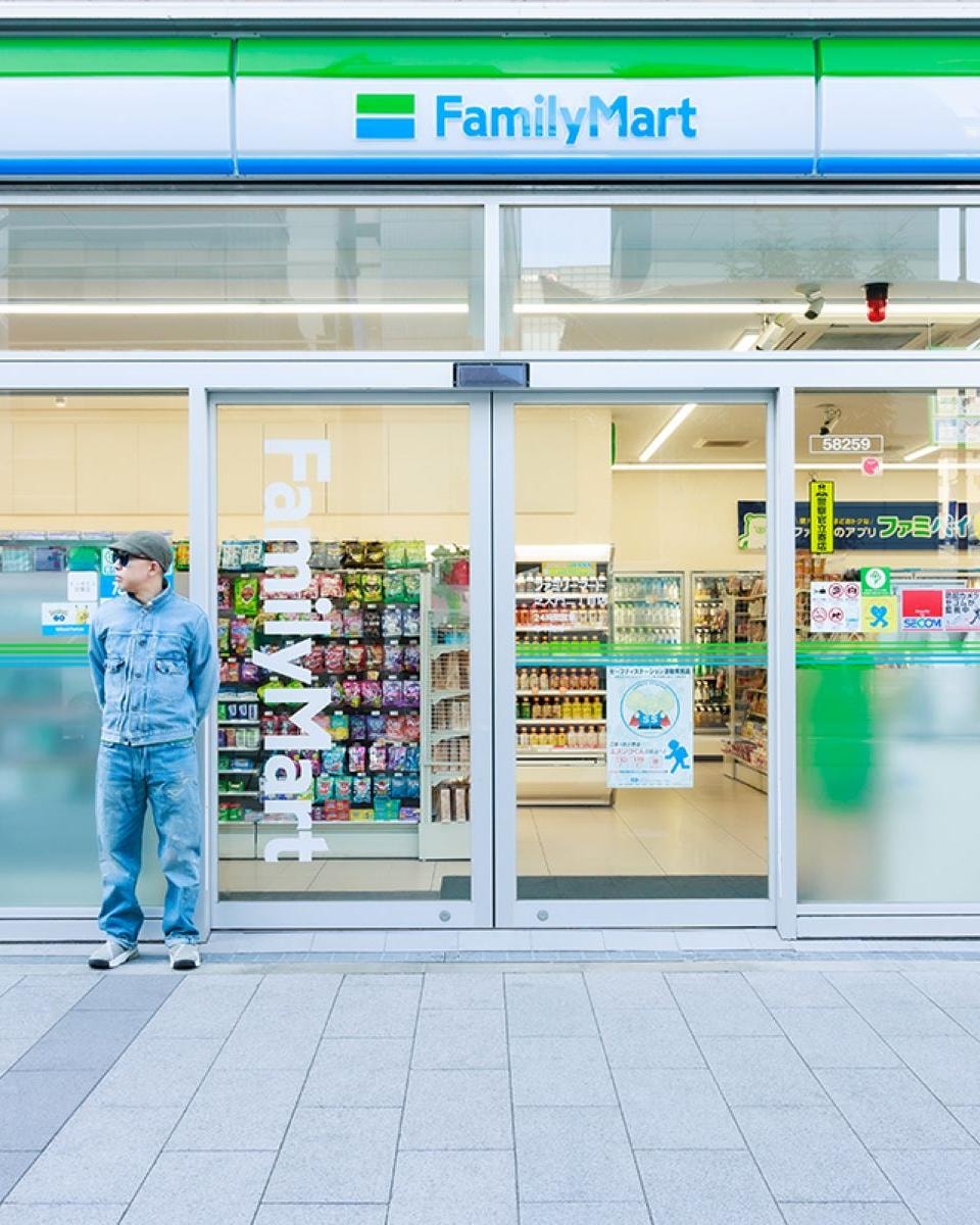 Nigo davanti a un convenience store FamilyMart (ph FamilyMart official website)