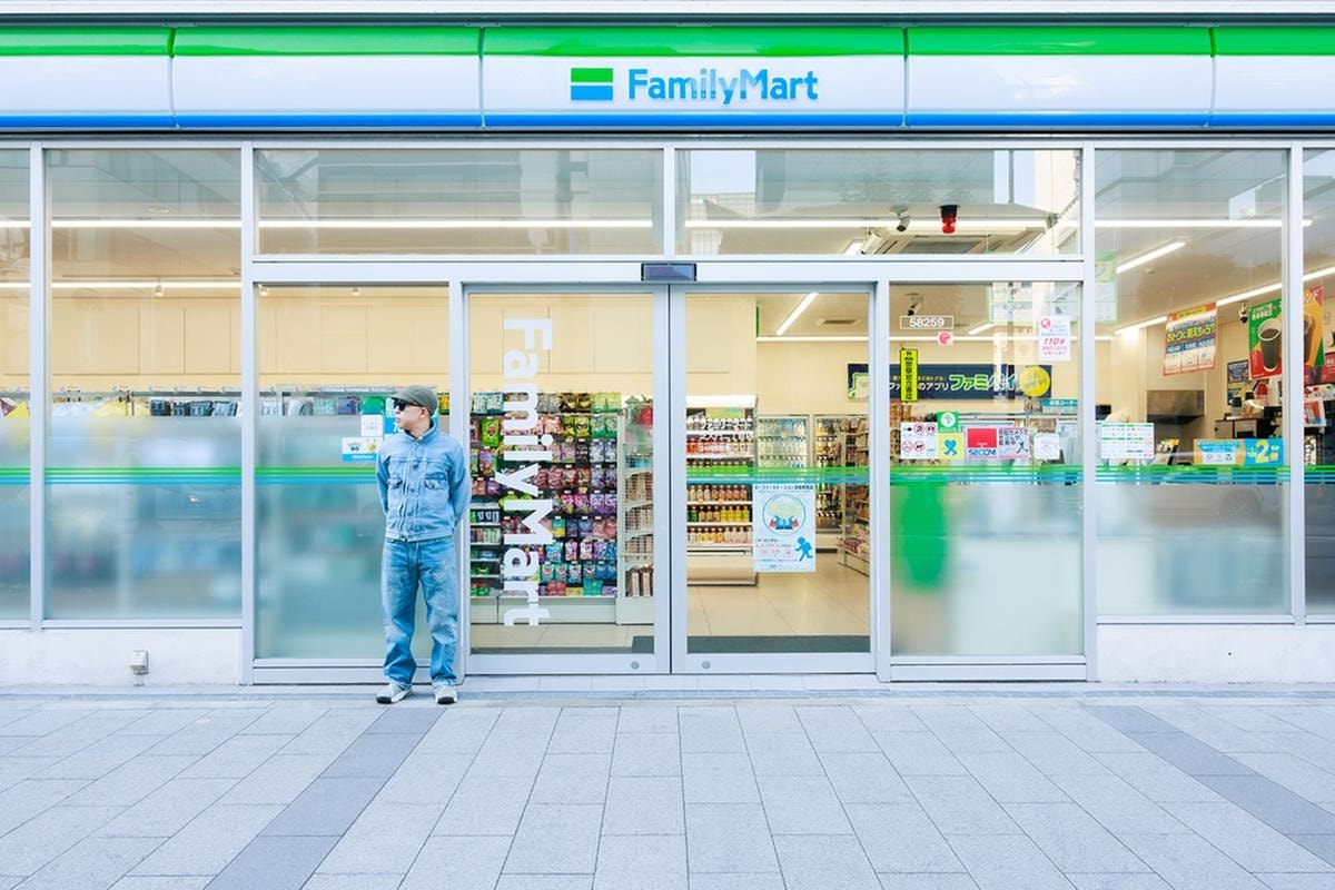Nigo davanti a uno store FamilyMart (ph official website)