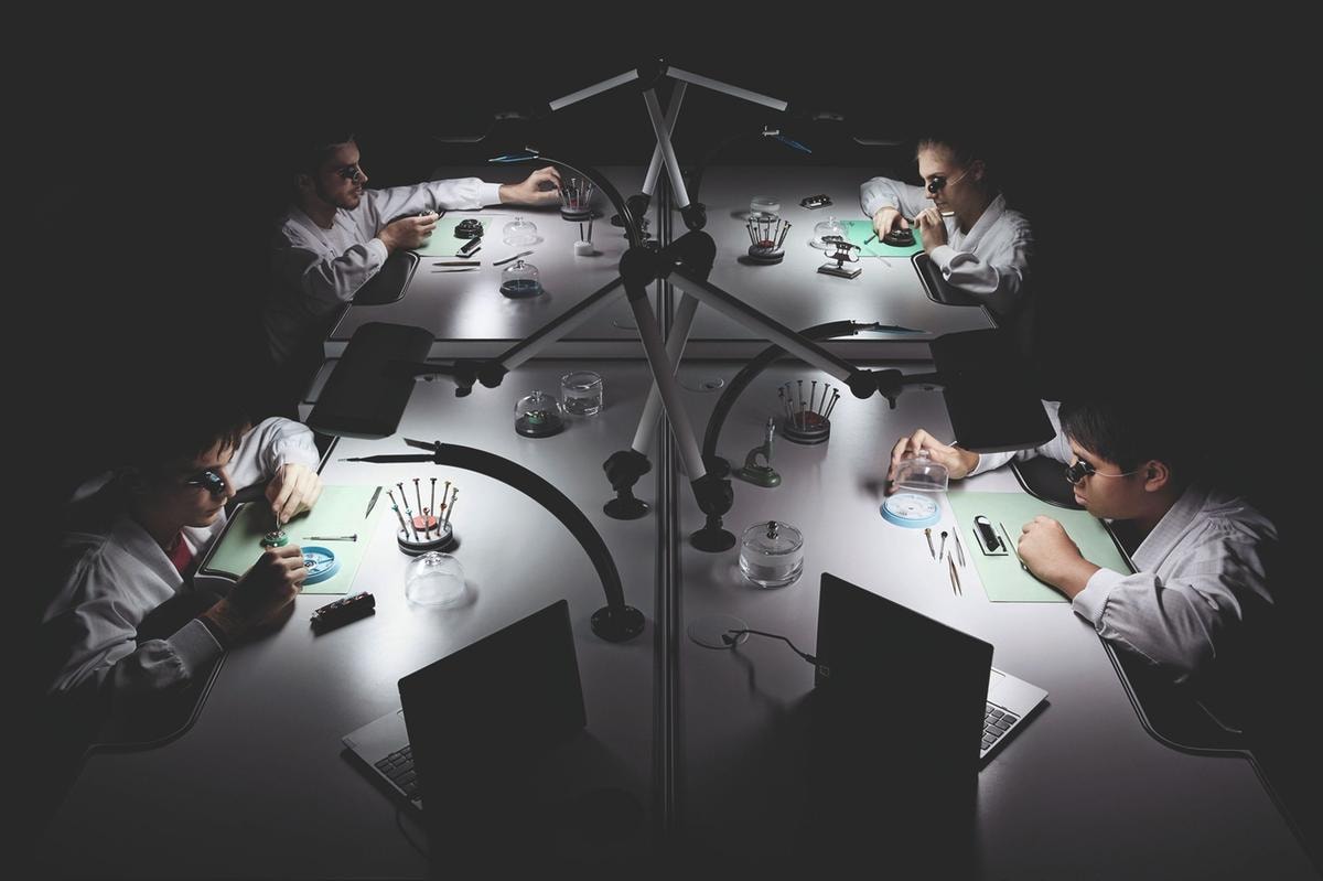 Orologiai al lavoro da Hublot, brand di Lvmh noto per l'uso di materiali d’avanguardia.