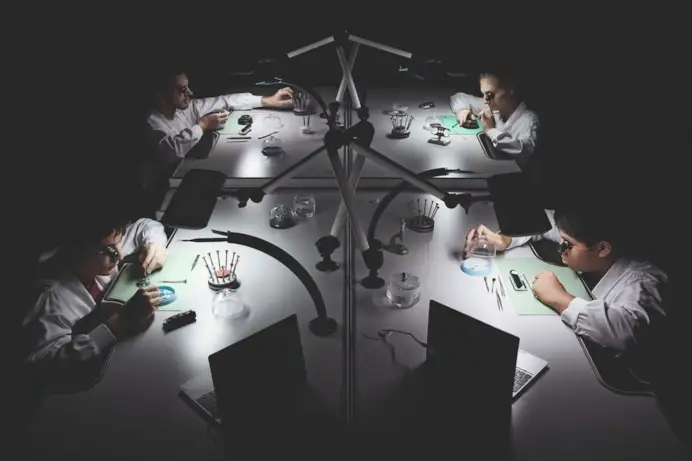 Orologiai al lavoro da Hublot, brand di Lvmh noto per l'uso di materiali d’avanguardia.