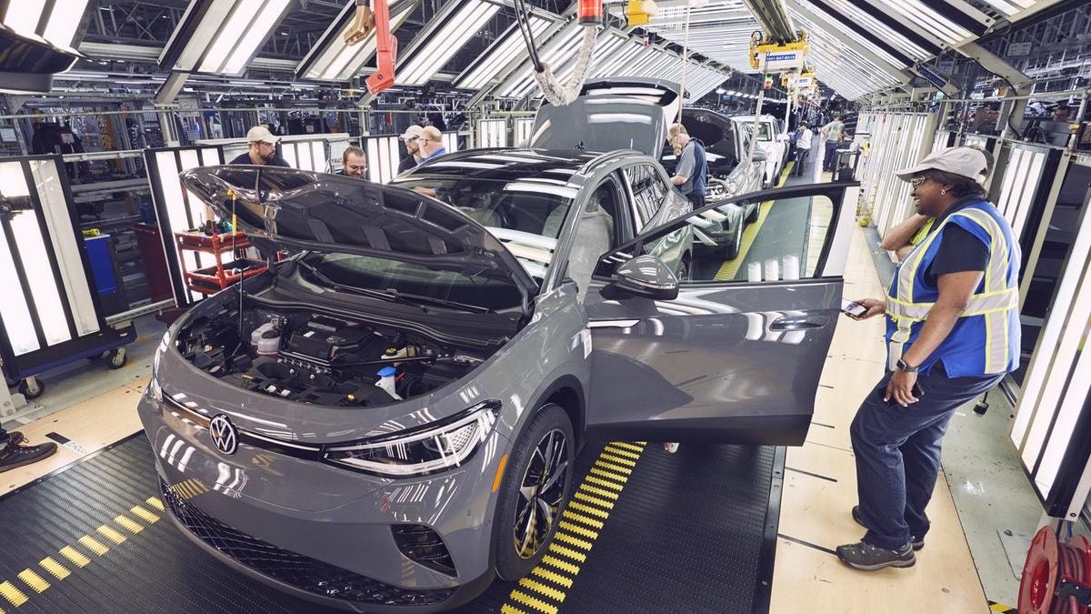 Germania, la produzione industriale diminuisce del 2,4% a dicembre. Pesa la crisi dell’auto
