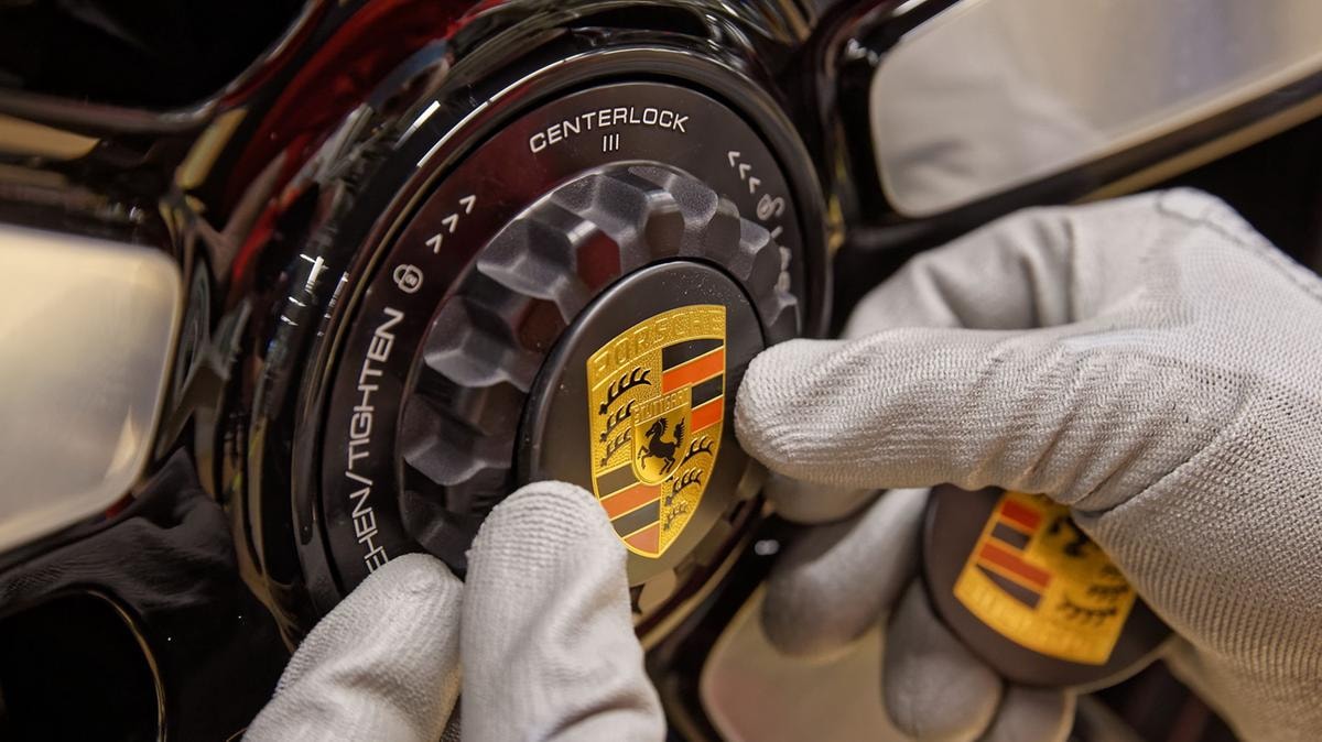 Auto, Porsche soffre in borsa: la frenata sull’elettrico peserà su margini e profitti
