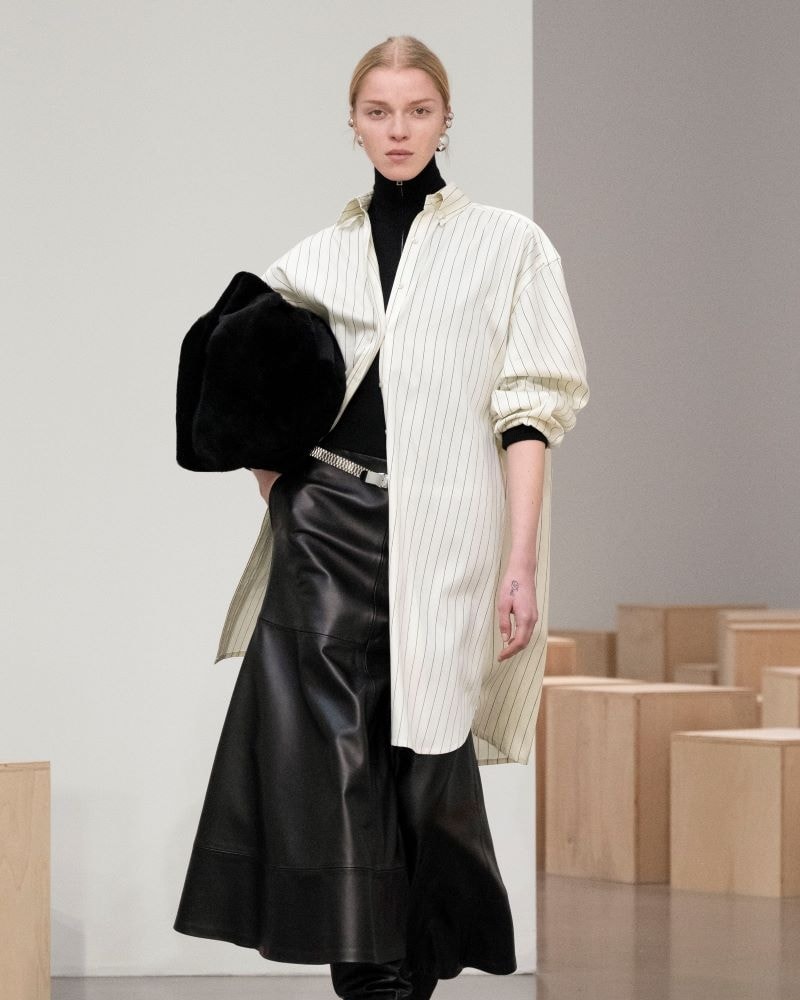 Un look Brandon Maxwell fall-winter 2025/26 (ph Francesc Ten/MFF)