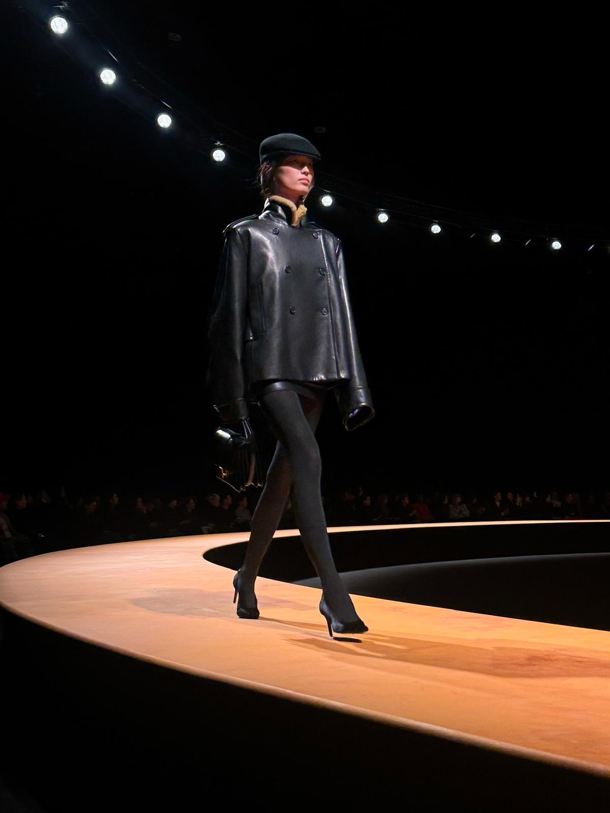 Un look Khaite fall-winter 2025/26 (ph. Stefano Roncato)