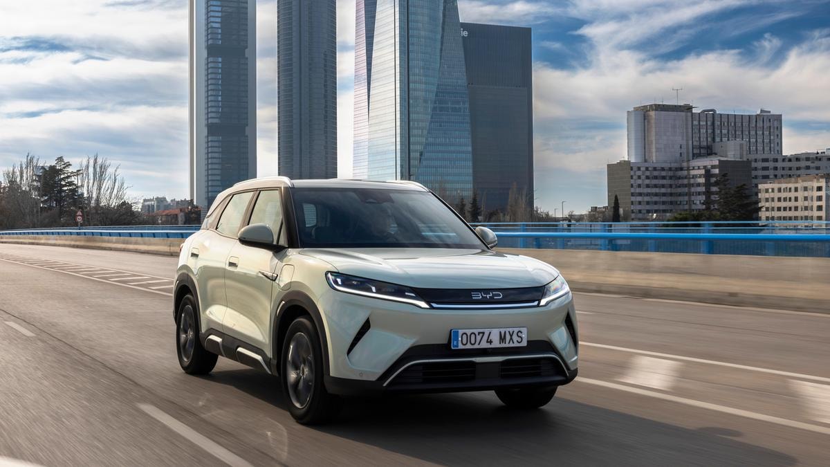 Auto, la cinese Byd presenta il Suv elettrico Atto 2 e corteggia la filiera italiana: summit con 300 fornitori a Torino