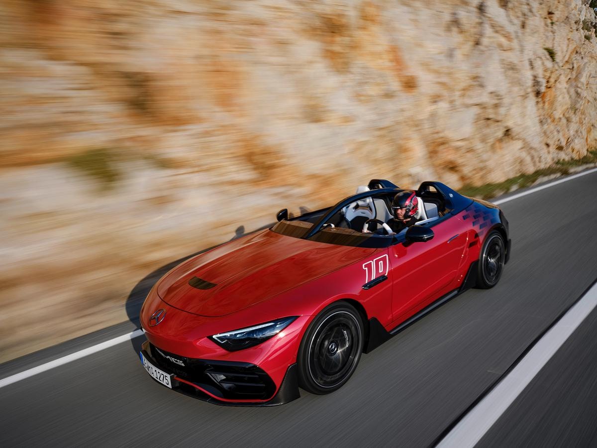 2024 / Concept Mercedes-AMG PureSpeed / Exterieurfarbe Le Mans Rot & graphitgrau Metallic;(Energieverbrauch kombiniert: 13,7 l/100 km | CO2-Emissionen kombiniert: 312 g/km | CO2-Klasse: G)*

2024 / Concept Mercedes-AMG PureSpeed / exterieur color Le Mans red & graphitgrey metallic;(Combined energy consumption: 13.7 l/100 km | combined CO2 emissions: 312 g/km | CO2 class: G)*