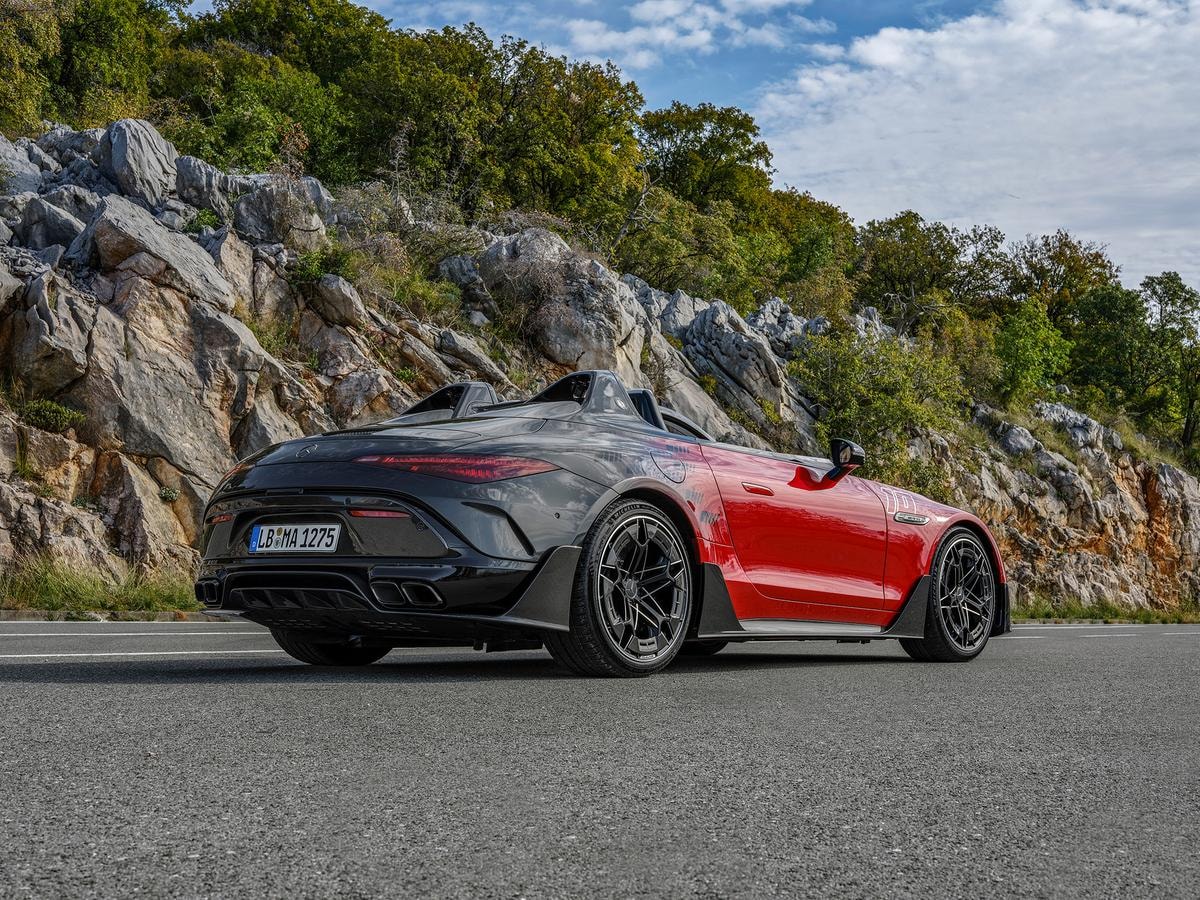 2024 / Concept Mercedes-AMG PureSpeed / Exterieurfarbe Le Mans Rot & graphitgrau Metallic;(Energieverbrauch kombiniert: 13,7 l/100 km | CO2-Emissionen kombiniert: 312 g/km | CO2-Klasse: G)*

2024 / Concept Mercedes-AMG PureSpeed / exterieur color Le Mans red & graphitgrey metallic;(Combined energy consumption: 13.7 l/100 km | combined CO2 emissions: 312 g/km | CO2 class: G)*
