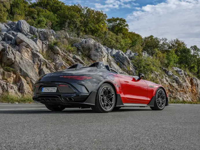 2024 / Concept Mercedes-AMG PureSpeed / Exterieurfarbe Le Mans Rot & graphitgrau Metallic;(Energieverbrauch kombiniert: 13,7 l/100 km | CO2-Emissionen kombiniert: 312 g/km | CO2-Klasse: G)*
2024 / Concept Mercedes-AMG PureSpeed / exterieur color Le Mans red & graphitgrey metallic;(Combined energy consumption: 13.7 l/100 km | combined CO2 emissions: 312 g/km | CO2 class: G)*
