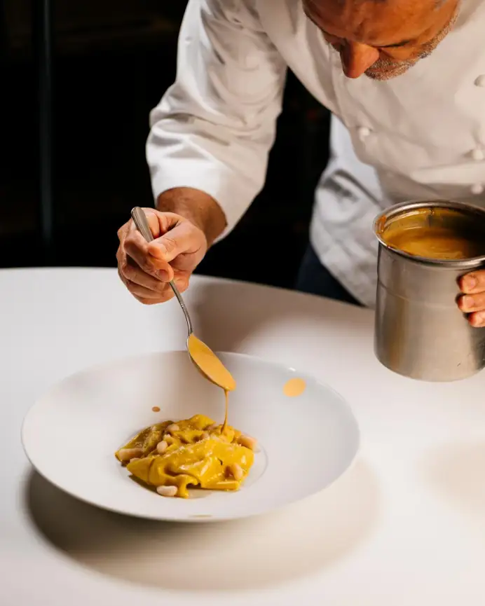 In bianco, con fagioli o con patate: le paste povere diventano gourmet sotto le mani di grandi chef