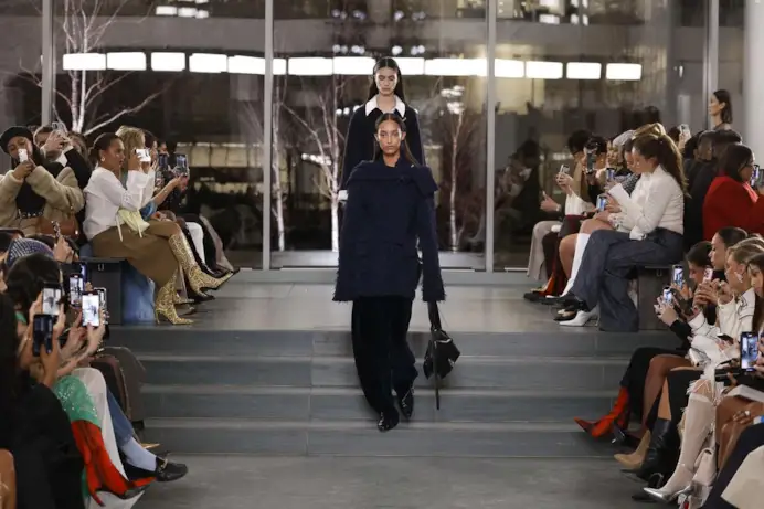 Il finale della sfilata Tory Burch fall-winter 2025/26 (ph Francesc Ten/MFF)