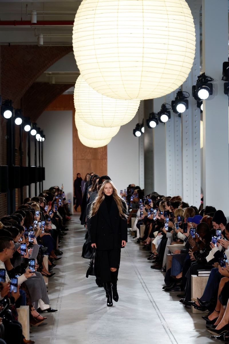 Il finale della sfilata Michael Kors fall-winter 2025/26 (ph Francesc Ten/MFF)