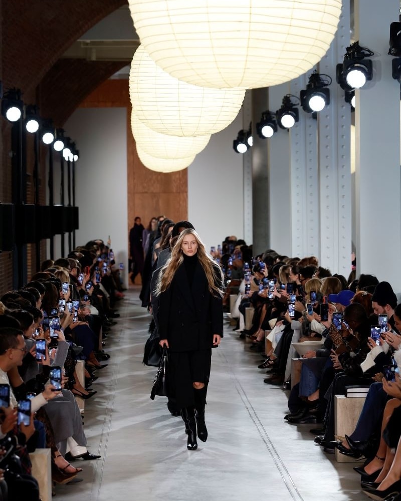 Il finale della sfilata Michael Kors fall-winter 2025/26 (ph Francesc Ten/MFF)