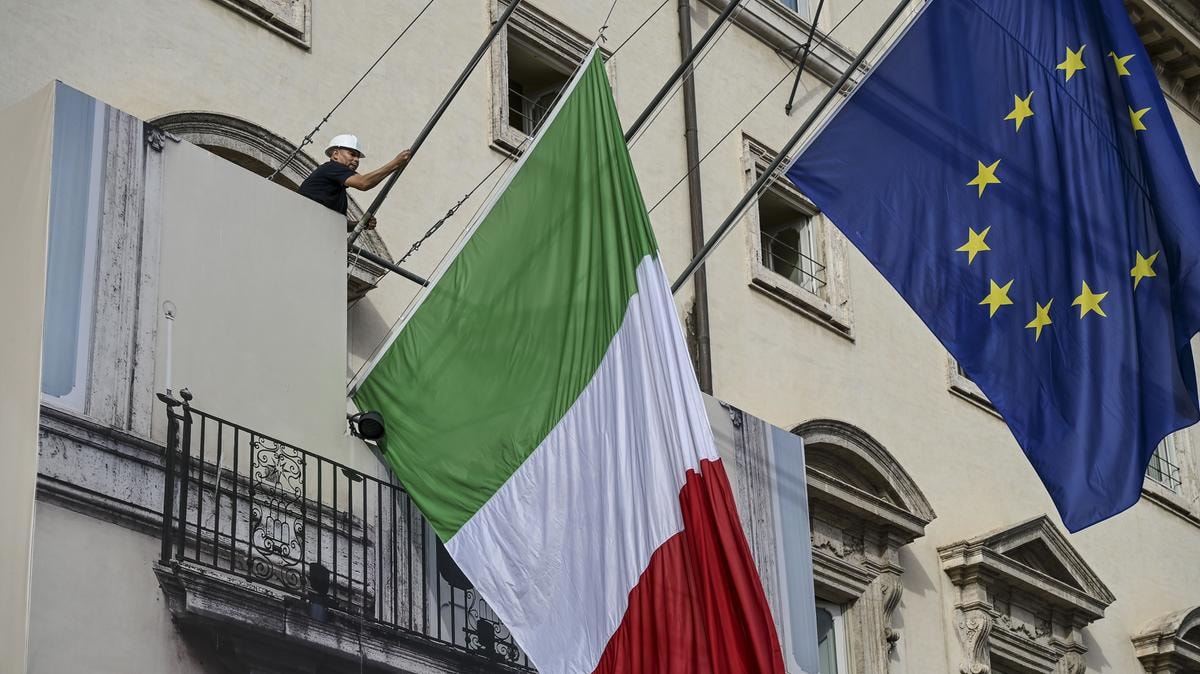 CONSIGLIO DEI MINISTRI PALAZZO CHIGI  BANDIERE