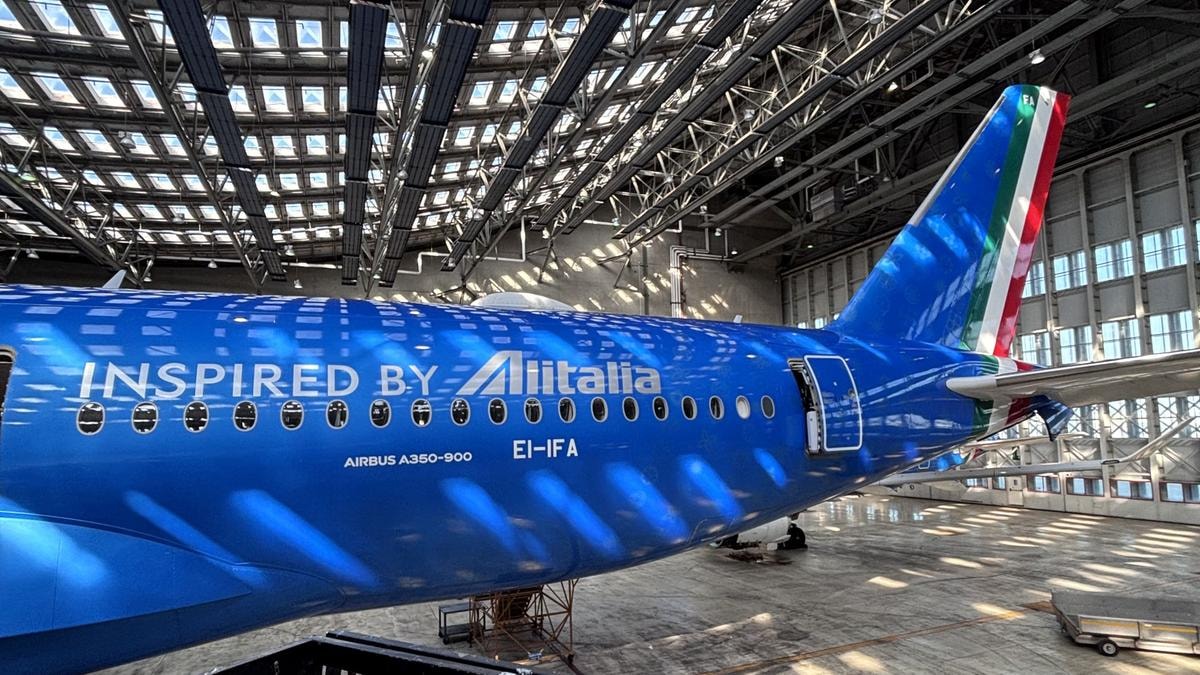 L'Airbus 350 di Ita con l'omaggio all' Alitalia