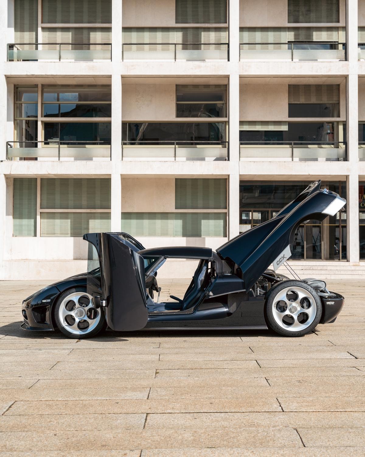 Koenigsegg CCX. Totalmente fatta a mano in Svezia e prodotta «in house», cioè senza componenti realizzati da produttori esterni.