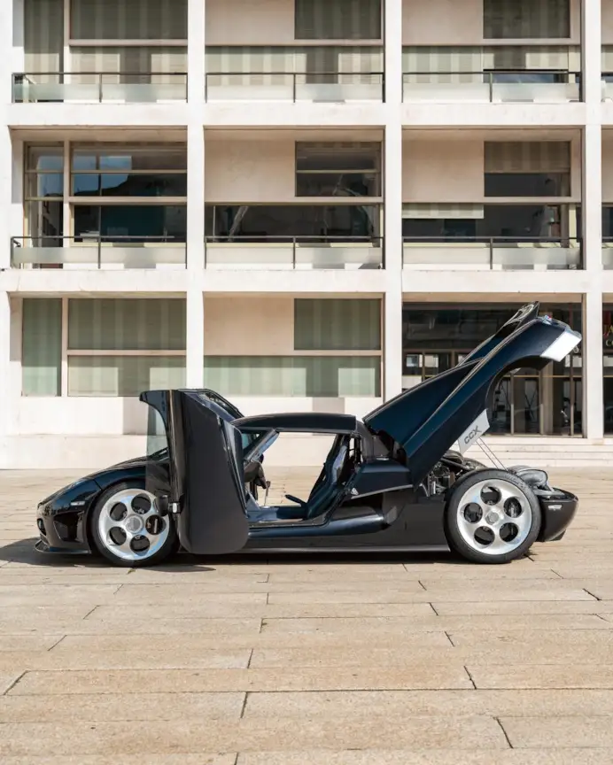 Koenigsegg CCX. Totalmente fatta a mano in Svezia e prodotta «in house», cioè senza componenti realizzati da produttori esterni.