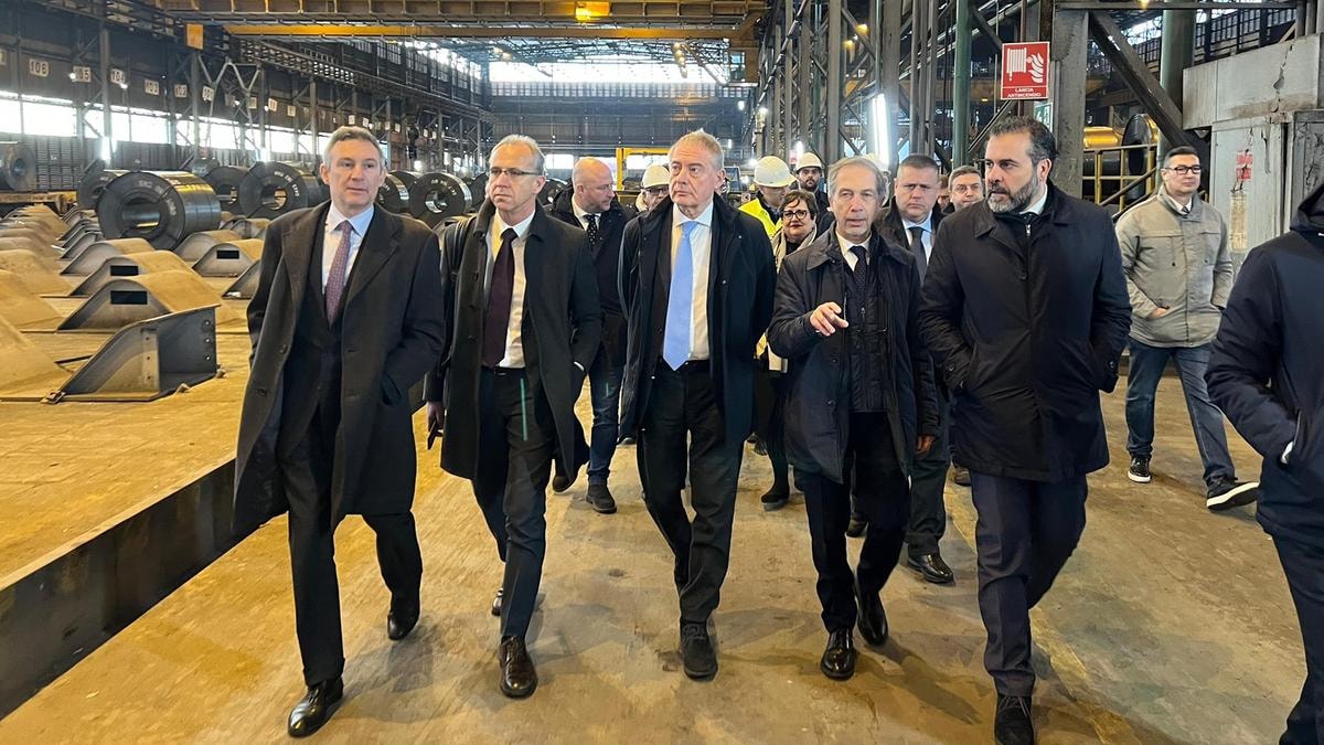 Il ministro Adolfo Urso in visita allo stabilimento di Taranto