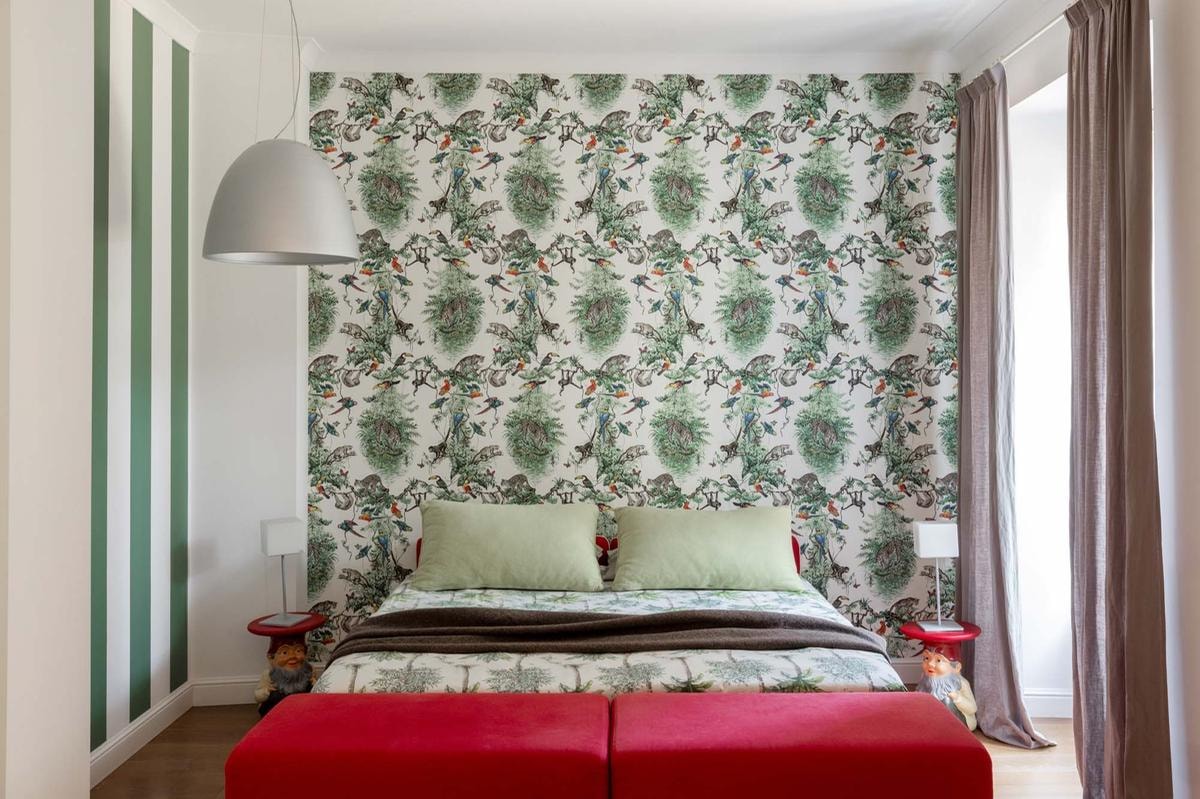 Carta da parati in ognuna delle quattro suite. Qui accostata alla lampada a sospensione Nur di Artemide, tavolini Gnomo Napoleon di Philippe Starck per Kartell.