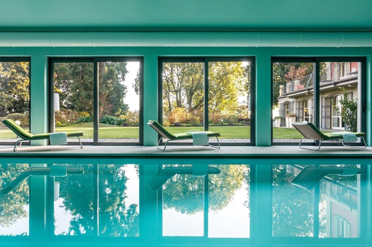 La piscina coperta si affaccia sul parco che conta anche una piscina esterna e un campo da tennis.