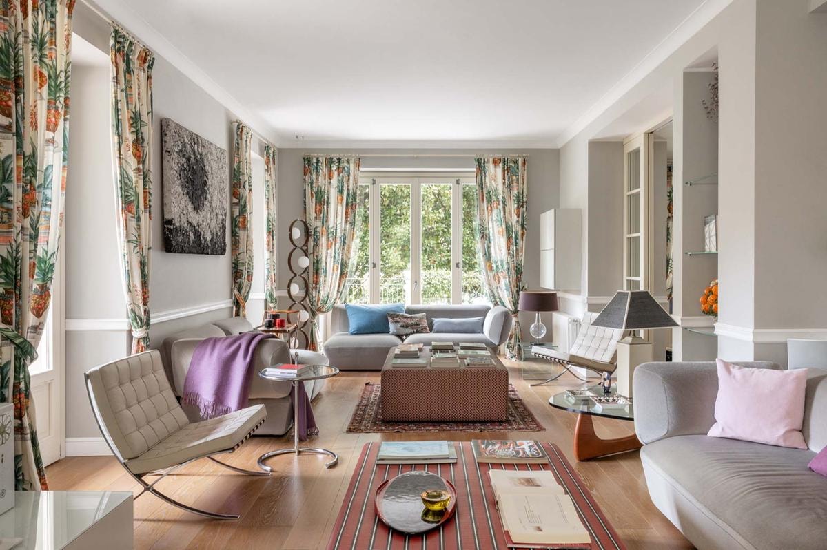La passione della padrona di casa Sophie Rossetti per l'arte e il design si trova in ogni angolo. Qui, poltrone Barcelona di Mies Van Der Rohe, lampada Giukò di Leucos e, a destra, lampada da tavolo Penta light.