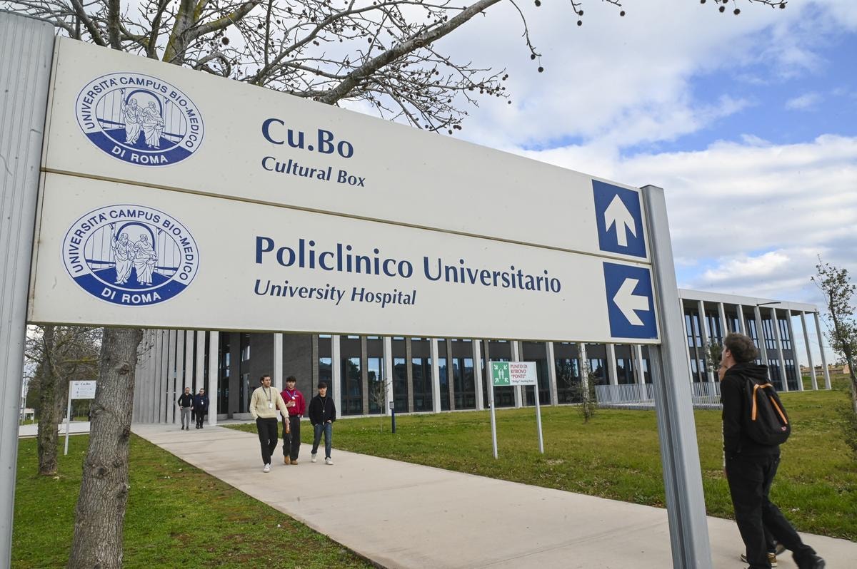 UNIVERSITA' E SISTEMA SANITARIO REGIONALE INSIEME PER L'ODONTOIATRIA DEL TERZO MILLENNIO
UNIVERSITA' CAMPUS BIO-MEDICO VIA REGDO SCODRO CU.BO CULTURAL BOX POLICLINICO UNIVERSITARIO UNIVERSITY HOSPITAL