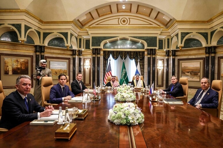 Ucraina, prove d’intesa tra Usa e Russia a Riad: le richieste per arrivare alla pace. Putin potrebbe incontrare Zelensky