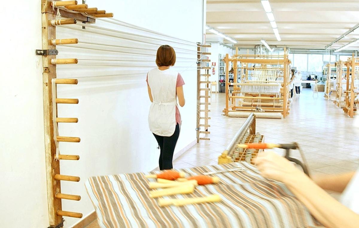 Una lavorazione artigianale al telaio (courtesy Gruppo Florence)