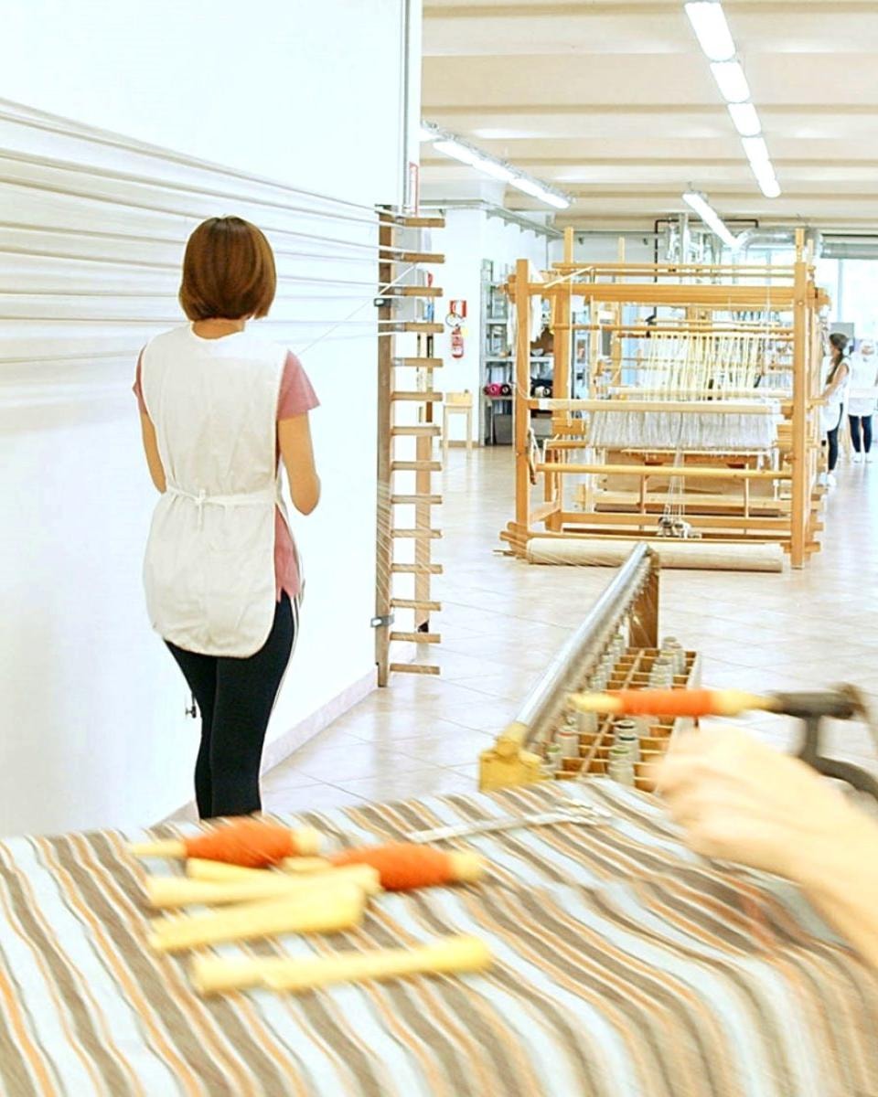 Una lavorazione artigianale al telaio (courtesy Gruppo Florence)