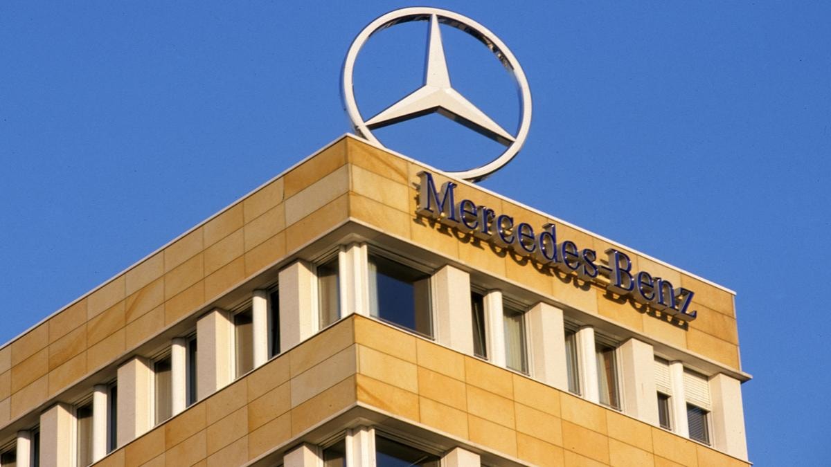 Mercedes chiude il 2024 con utili in calo e taglia i costi 