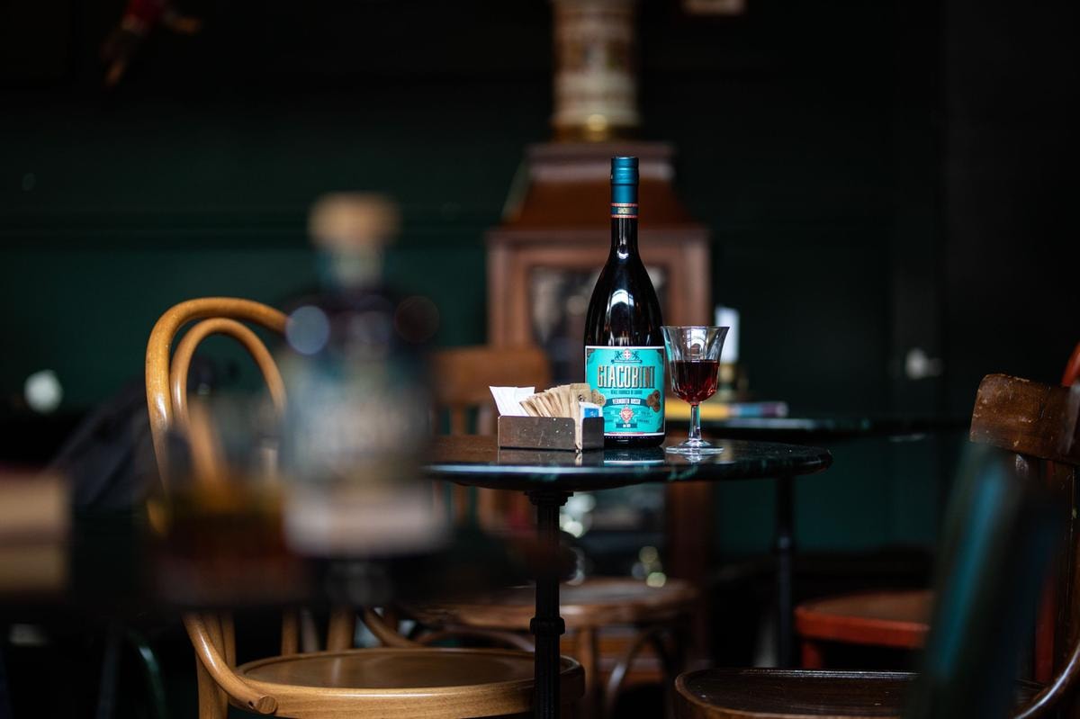 Vermouth vs gin, è il vino aromatizzato di Torino, il re della mixology e campione d’incassi 