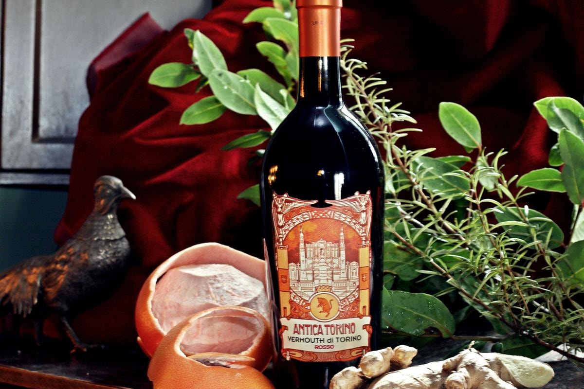 Vermouth vs gin, è il vino aromatizzato di Torino, il re della mixology e campione d’incassi 