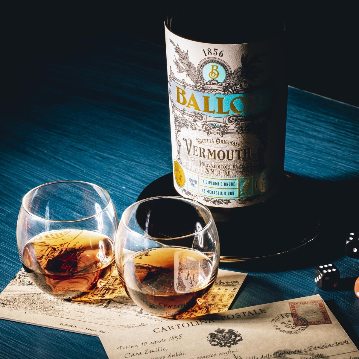 Vermouth vs gin, è il vino aromatizzato di Torino, il re della mixology e campione d’incassi 