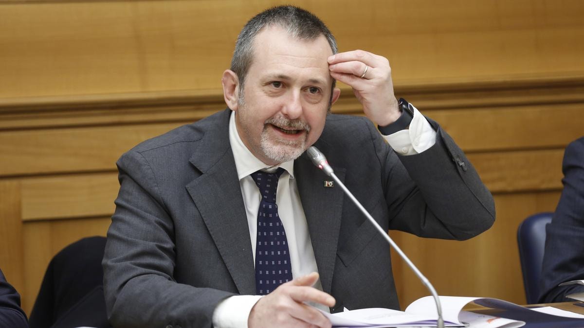 Caso Cospito, Andrea Delmastro condannato a 8 mesi per rivelazione di segreto d’ufficio: «Non mi dimetto»