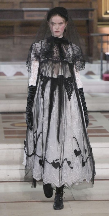 Un look Bora Aksu fall-winter 2025/26 (ph Francesc Ten/MFF)