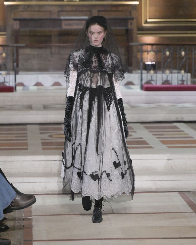 Un look Bora Aksu fall-winter 2025/26 (ph Francesc Ten/MFF)