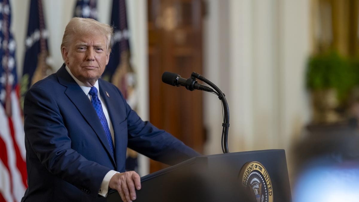 Donald Trump reclutato dal Kgb? L’accusa di un’ex spia kazaka e gli indizi sul web che infiammano i complottisti