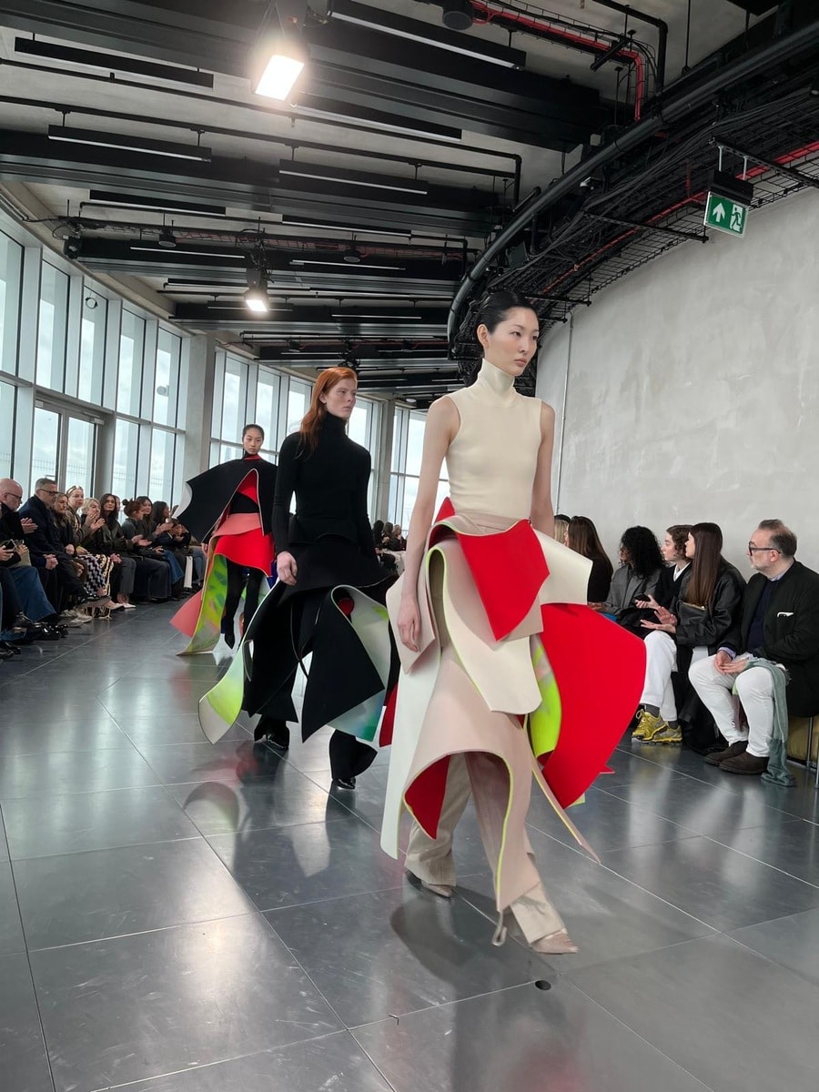 Il finale dello show fall-winter 2025/26 di Roksanda (ph Tommaso Palazzi)