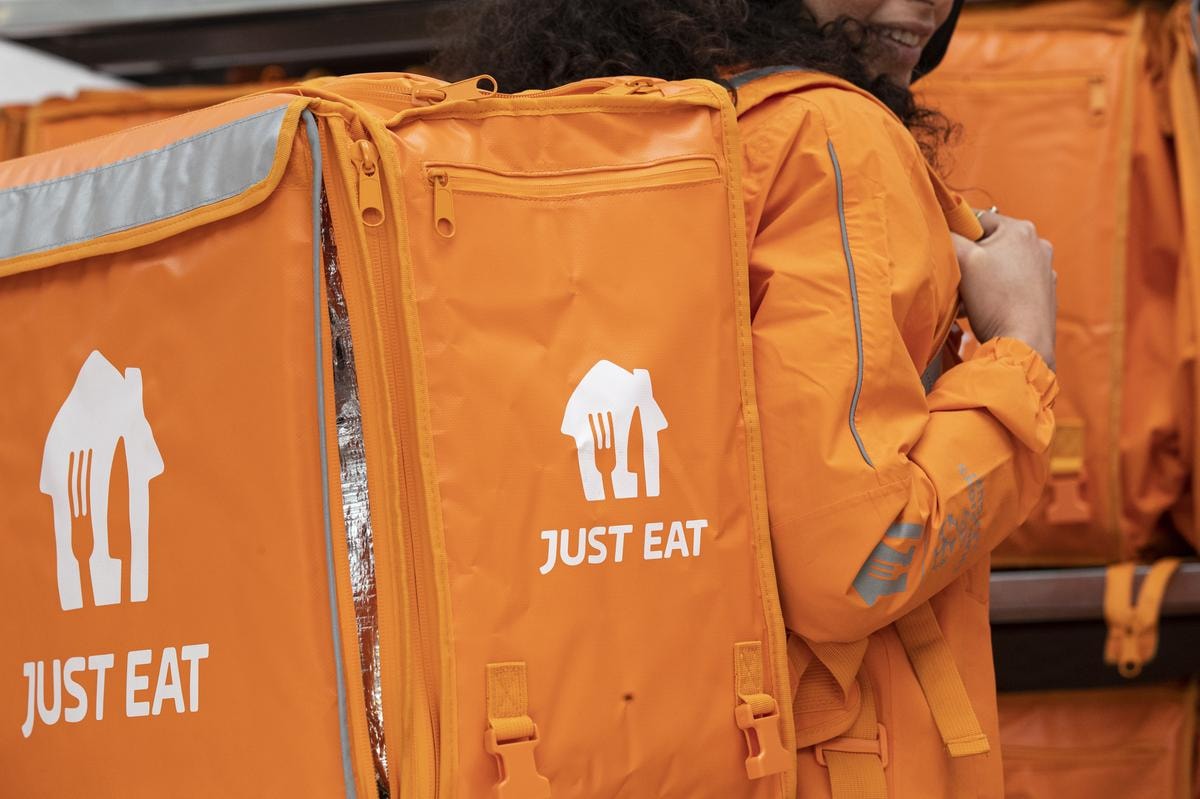 Prosus si mangia Just Eat: operazione da 4,1 miliardi. Cosa cambia nel food delivery