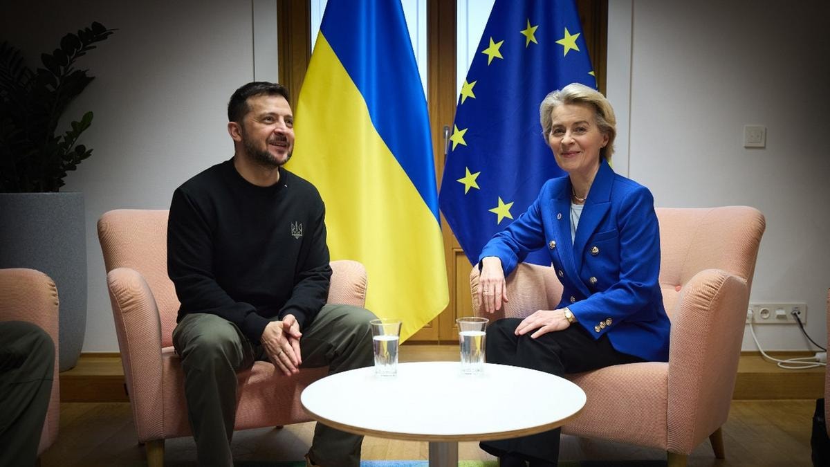 Ucraina, Ursula von der Leyen e gli altri leader Ue a Kiev per l’anniversario della guerra: in arrivo altri 3,5 miliardi di aiuti 