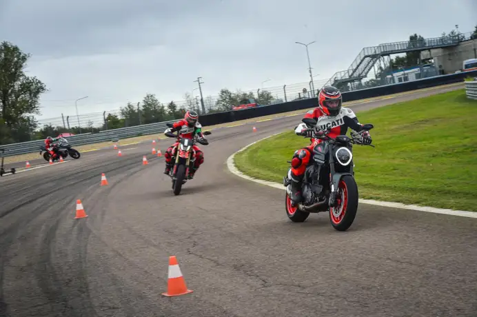 Ducati Riding Experience: adrenalina su strada e pista con i migliori istruttori