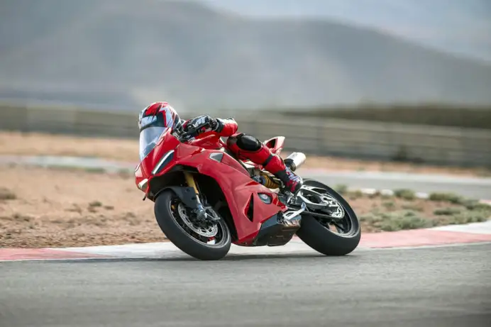 Ducati Riding Experience: adrenalina su strada e pista con i migliori istruttori