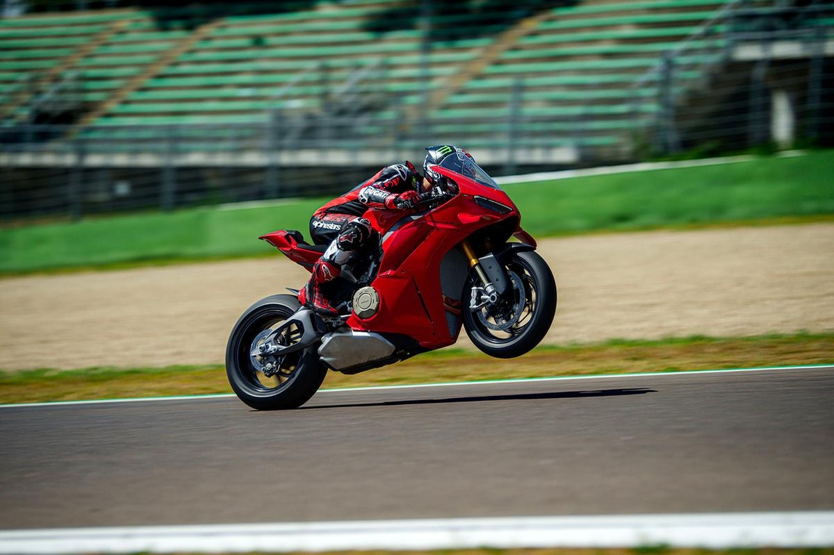 Ducati Riding Experience: adrenalina su strada e pista con i migliori istruttori